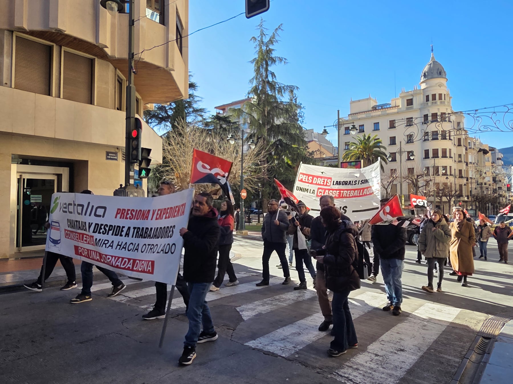 Los manifestantes a su paso por la Avenida del País Valencià-Sant Llorenç