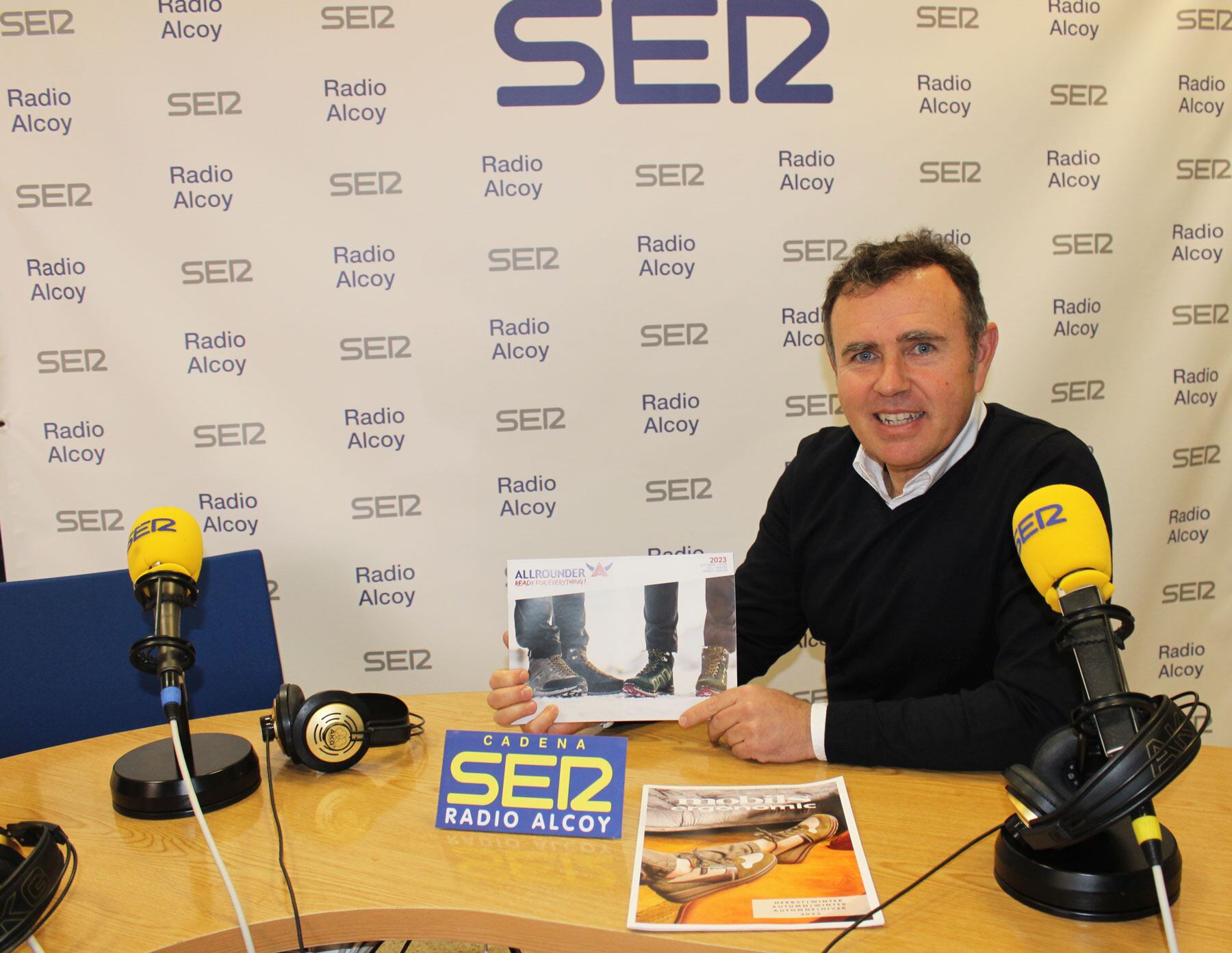 Rafa Jover, en l'estudi central de Radio Alcoy