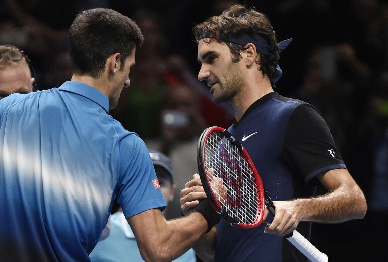 Novak Djokovic y Roger Federer se saludan tras el partido.