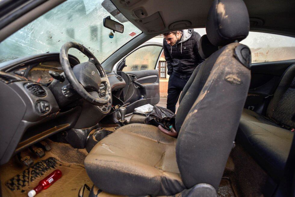 Vista del interior de un coche tras las inundaciones de esta noche pasada en Muxika (Vizcaya), donde vecinos y trabajadores de la localidad limpian hoy los destrozos provocados por la crecida del río Oka, tras una jornada de intensa lluvia, y que ha provo