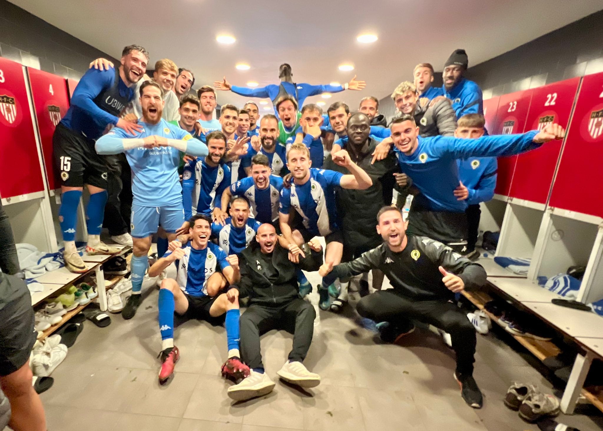 Los jugadores celebran en el vestuario la victoria frente a Manresa