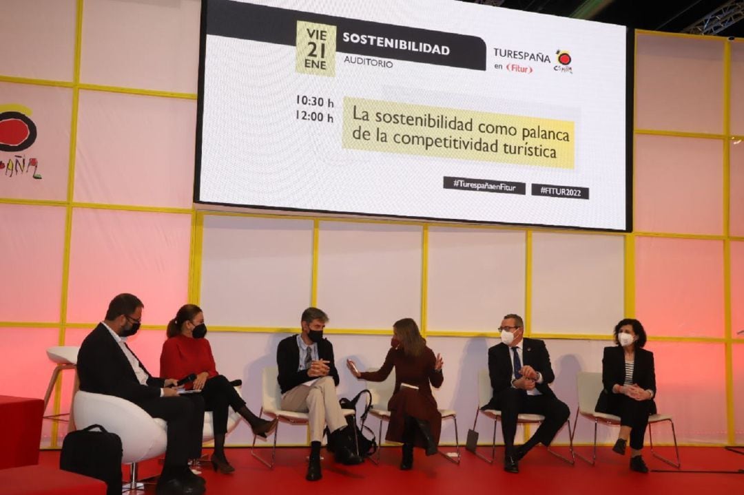 Participación de la presidenta del Cabildo de Lanzarote, María Dolores Corujo, en la mesa redonda sobre sostenibilidad turística.