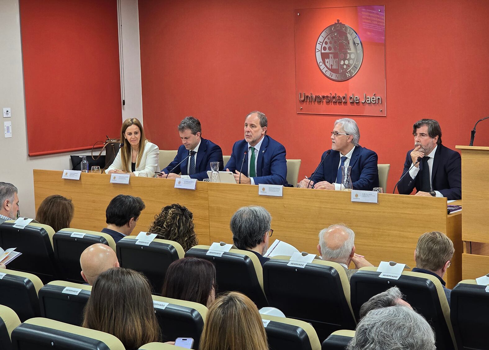 De izqda a dcha, Eva Murgado, directora de la Cátedra Comprox; Julio Millán, alcalde de Jaén; Nicolás Ruiz, rector de la UJA; Lucas Ruiz, presidente de la Federación Empresarial de Comercio y Servicio y Bruno García, secretario general de Comercio Jaén.