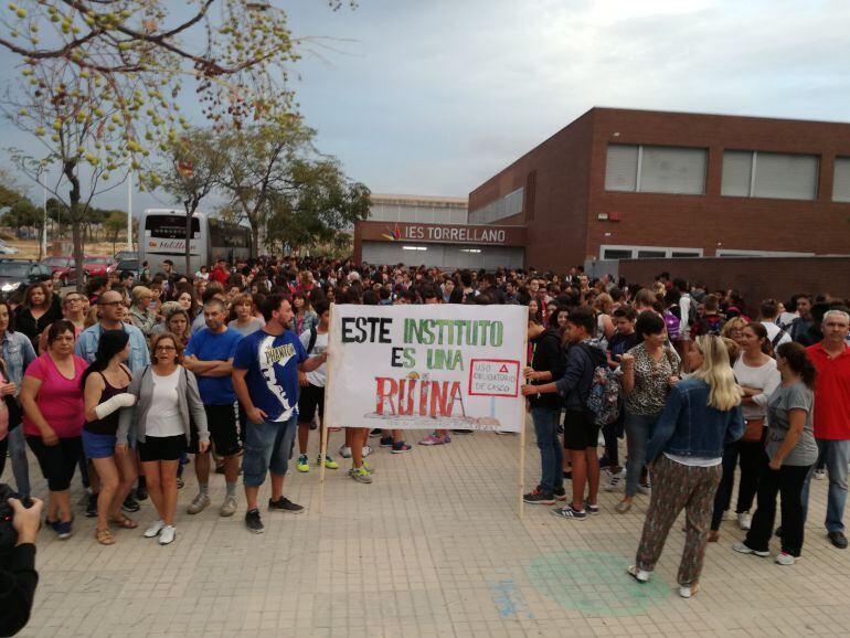 Una de las concentraciones a las puertas del instituto