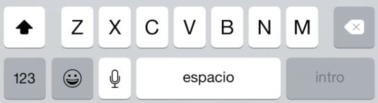 El botón de ‘emoji’ aparece en el teclado cuando se activa desde preferencias