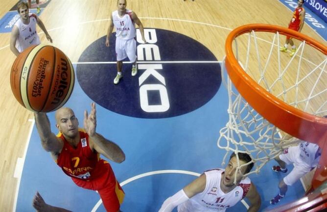 El pívot de España Xavier Rey entra a canasta ante el ala-pívot de Polonia Michal Ignerski durante el cuarto partido del grupo C, de la primera fase del Europeo de Eslovenia 2013