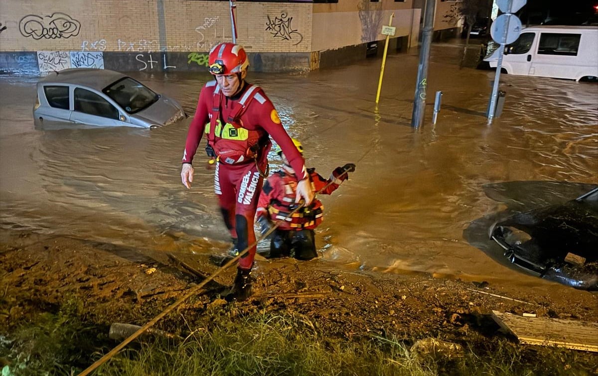 Bomberos de València actuando durante la DANA