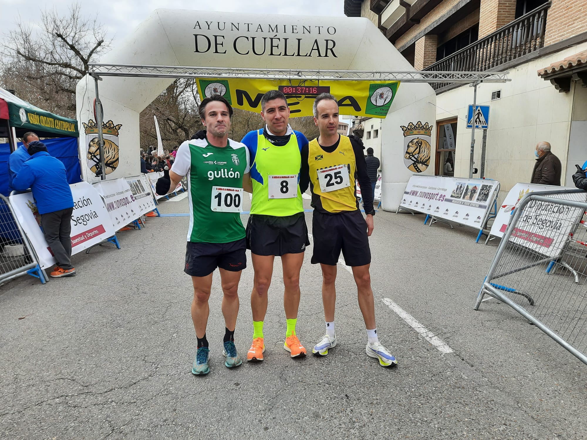 Ganadores de la prueba de 10 kilómetros en la X Carrera Murallas de Cuéllar: (de izqda a drcha) Iván López, David Berzal y Ángel Cubero