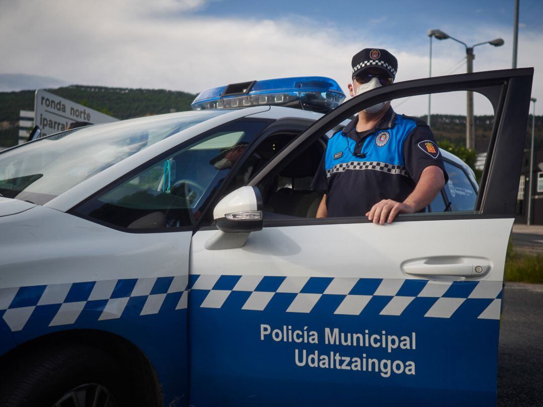 Policía Municipal de Pamplona realiza vigilancia desde el vehículo policial durante un control de movilidad realizado en Pamplona, Navarra.