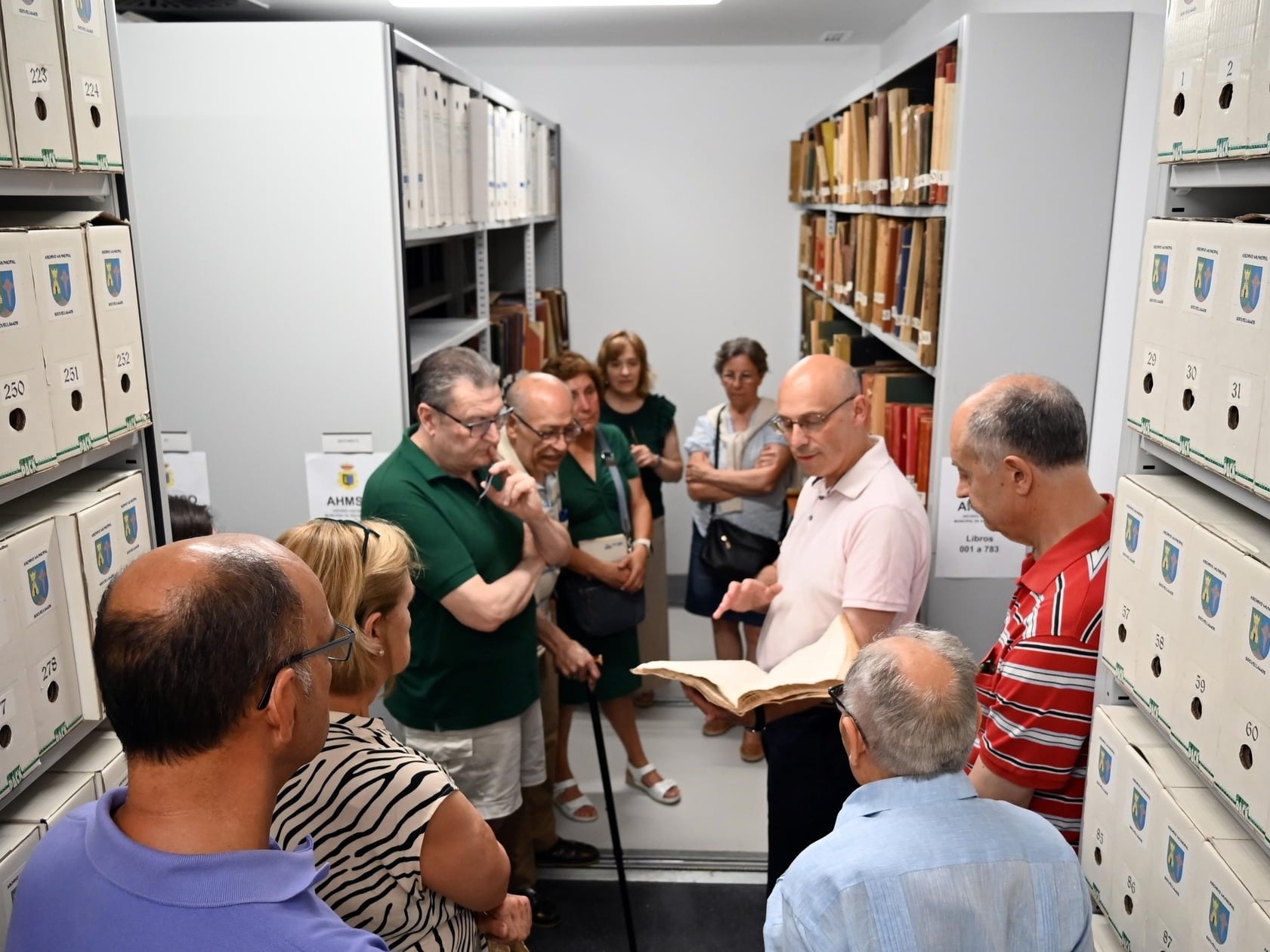 Alfonso Montero guiando una visita al archivo municipal de Socuéllamos