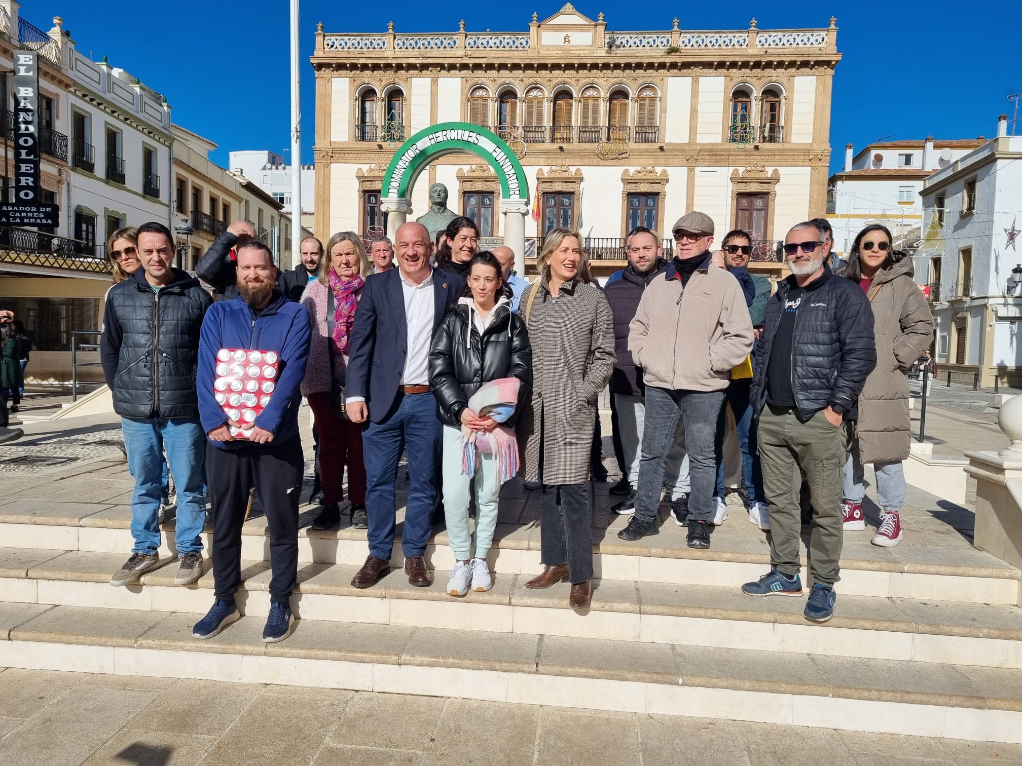 Hosteleros de Ronda junto al portavoz municipal del PSOE, Francisco Cañestro, y la secretaria general de los socialistas rondeños, Isabel Aguilera