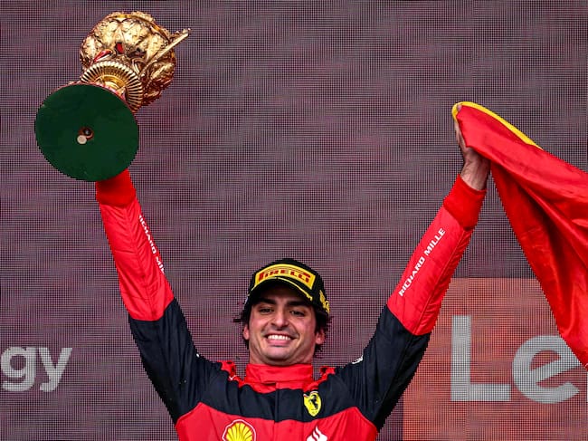 Carlos Sainz, celebrando su primera victoria en Fórmula 1 en Silverstone