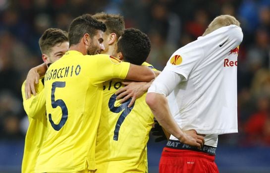 La plantilla del Villarreal celebra el gol de Giovanni dos Santos ante el Salzburg