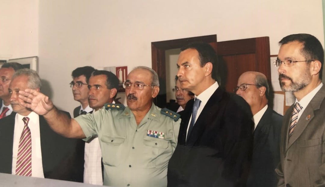 El Presidente José Luis Rodríguez Zapatero, durante la inauguració del CIE de Fuerteventura junto a las autoridades locales y el entonces presidente canario Adán Martín