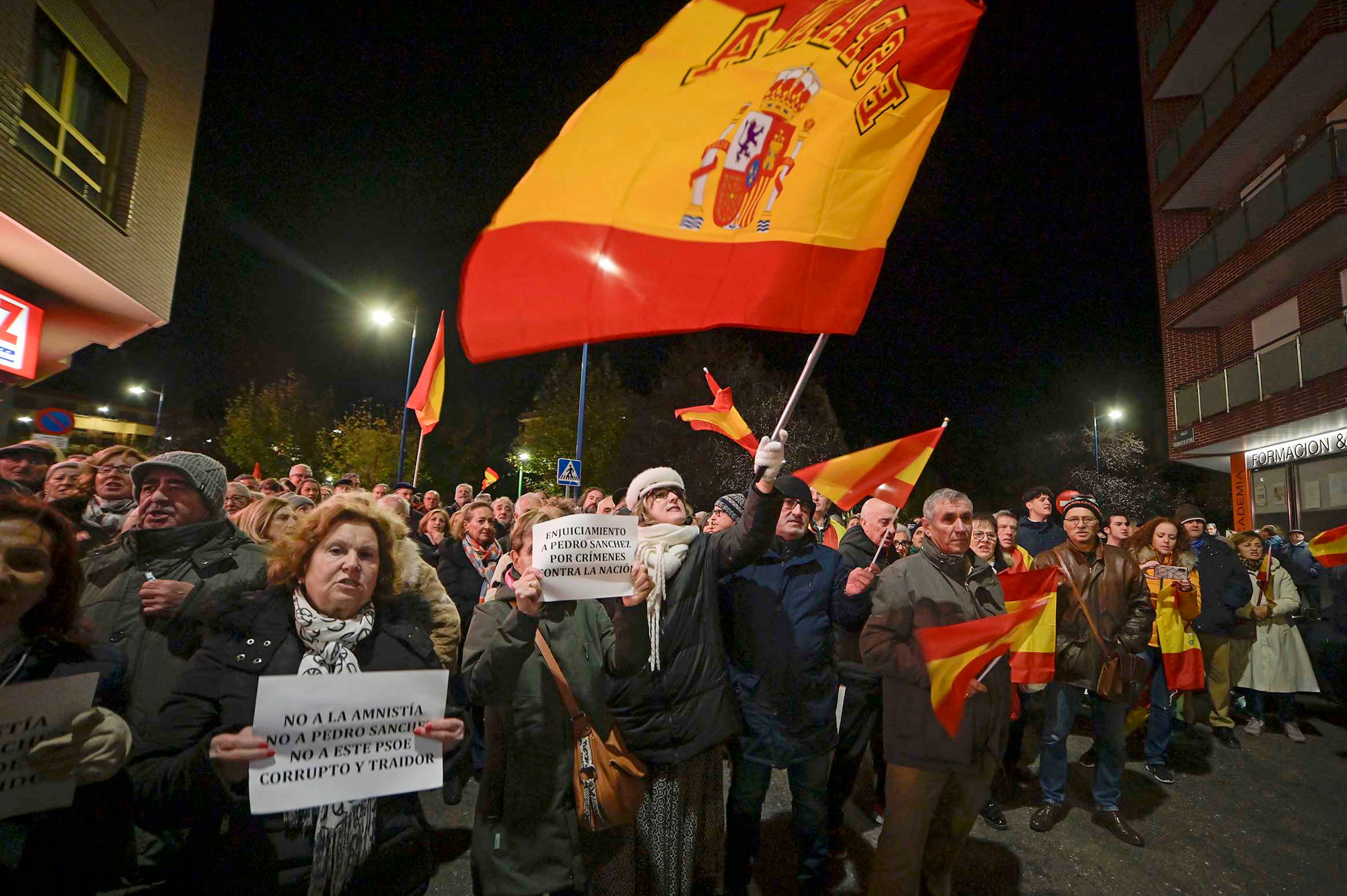 Imágenes de las personas concentradas frente a la sede del PSOE en León.