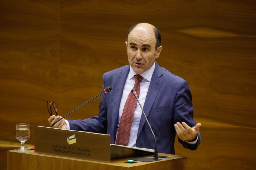 El vicepresidente del Gobierno Foral, Manu Ayerdi, en una imagen de archivo de una intervención en la tribuna del Parlamento.