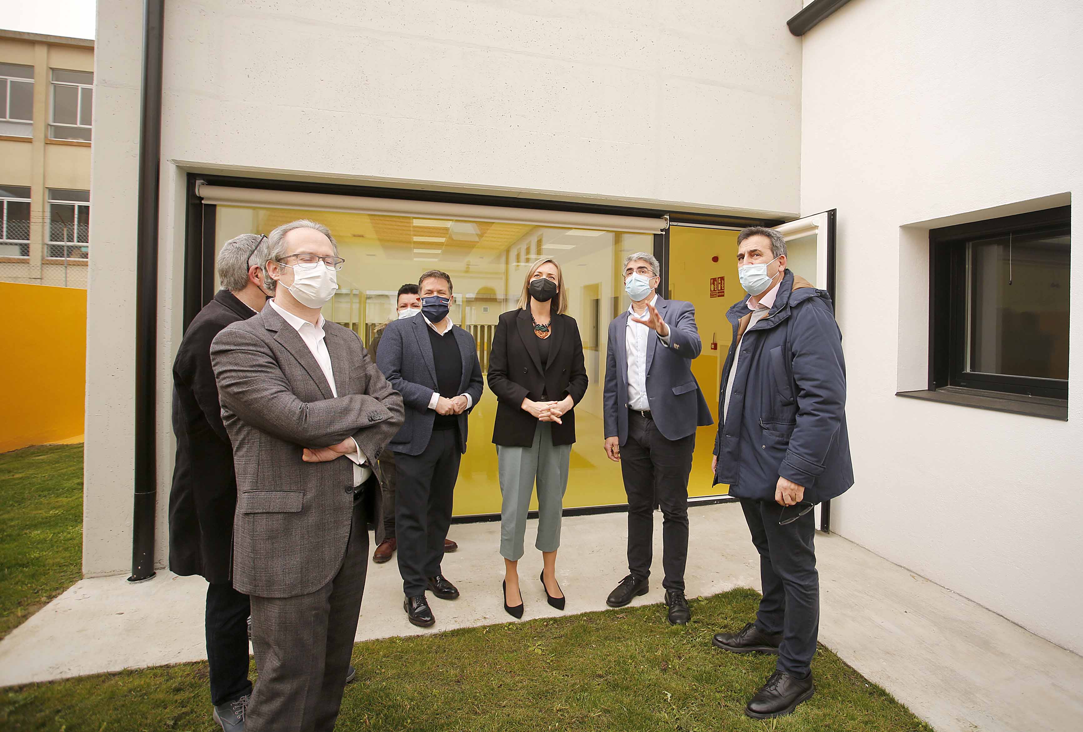 La conselleira de Política Social, Fabiola García, junto al alcalde de A Guarda, Antonio Lomba (a su derecha), visitando las obras de la nueva escuela infantil del municipio.