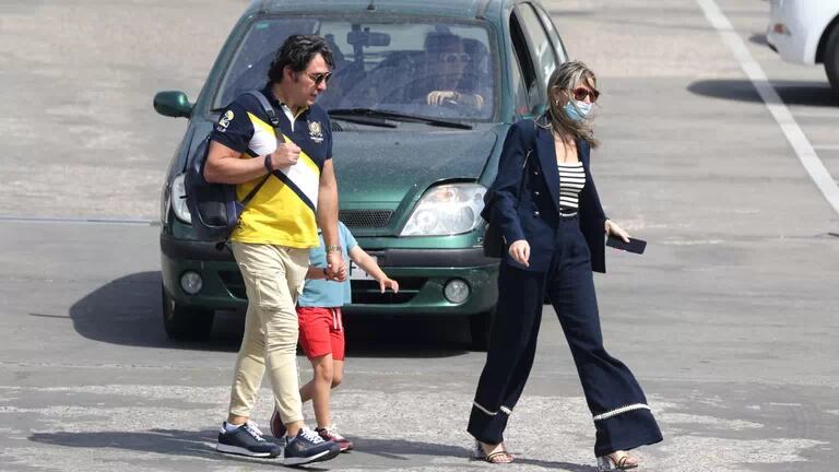 El actor Luis Lorenzo y su mujer acuden con su hijo a firmar al juzgado.