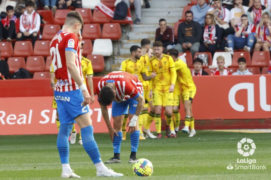 Los jugadores del Sporting se lamentan mientras los del Mirandés celebran uno de sus goles en El Molinón.