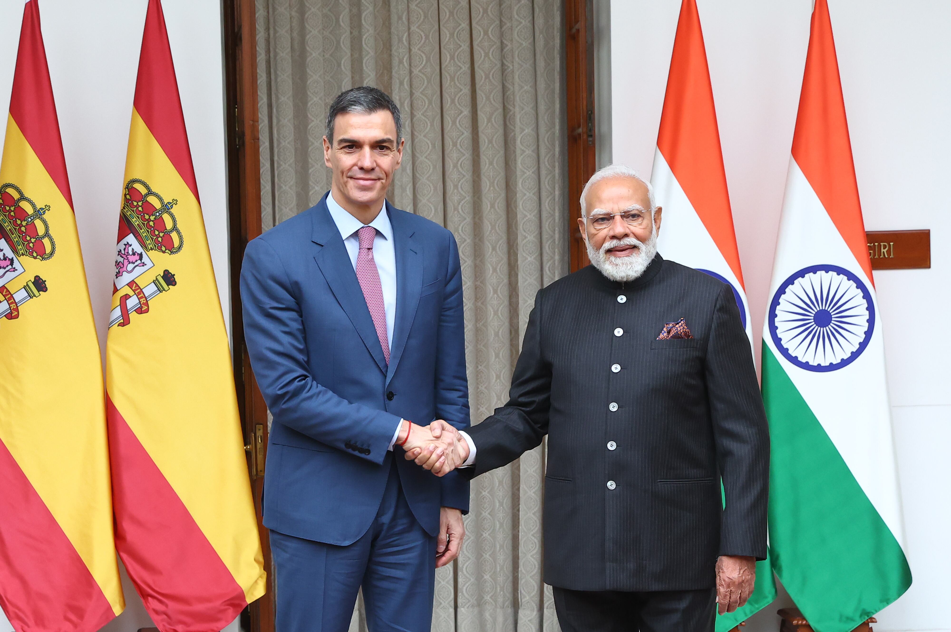 El presidente del Gobierno español, Pedro Sánchez (i), saluda al primer ministro indio, Narendra Modi (d), en Nueva Delhi.