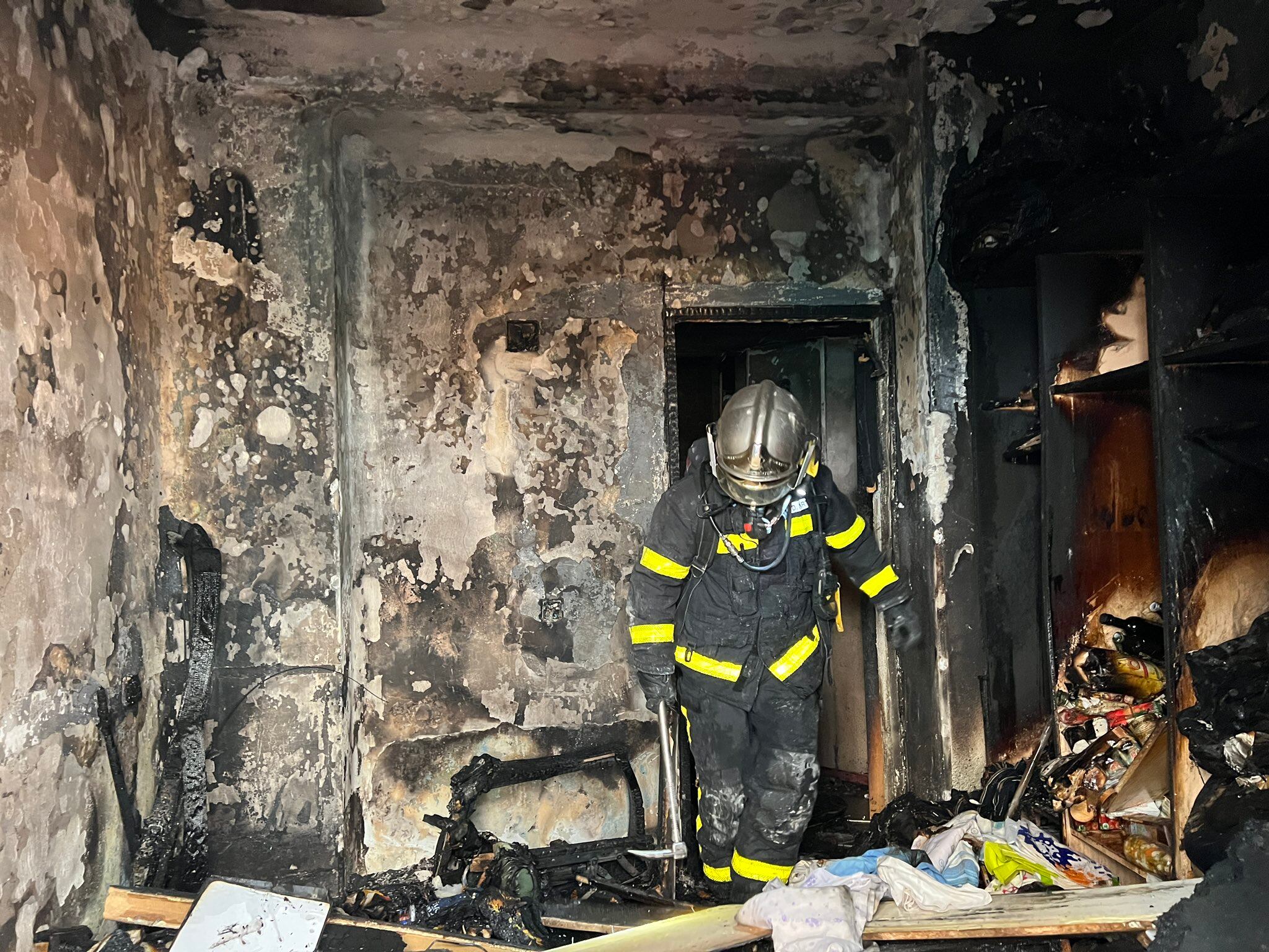 Los bomberos trabajando en la vivienda calcinada