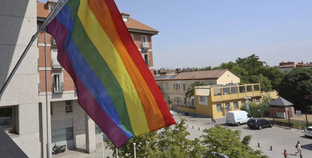 La bandera arcoiris ha ondeado en los ayuntamientos del sur de Madrid, como en el caso de Leganés.