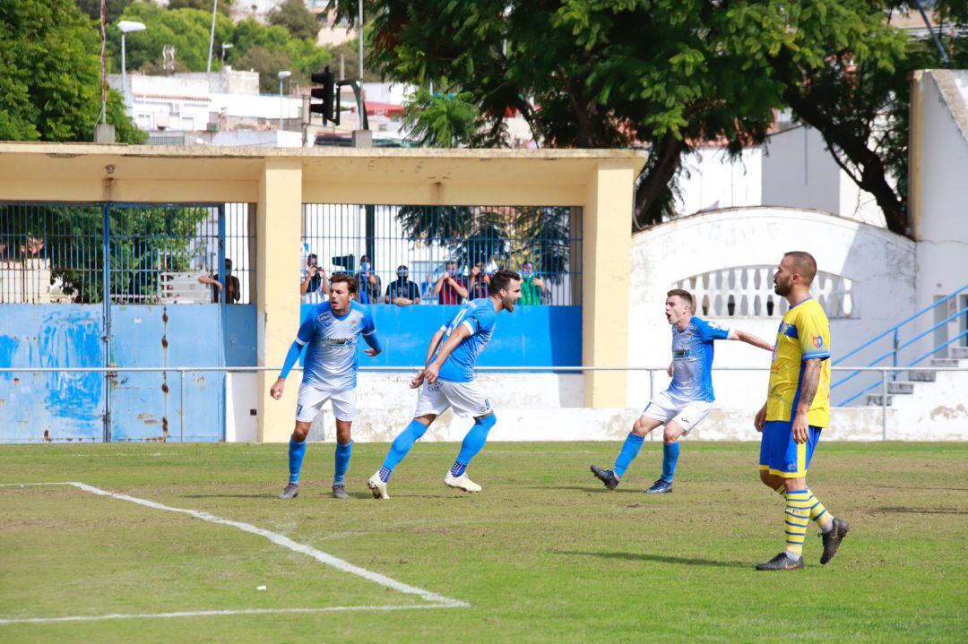 Murci celebrando su primer gol con el Xerez CD