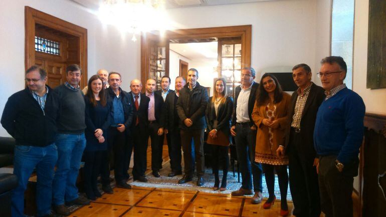 El presidente de la Diputación de Lugo, Darío Campos, con alcaldes de municipios de la provincia antes de firmar un convenio