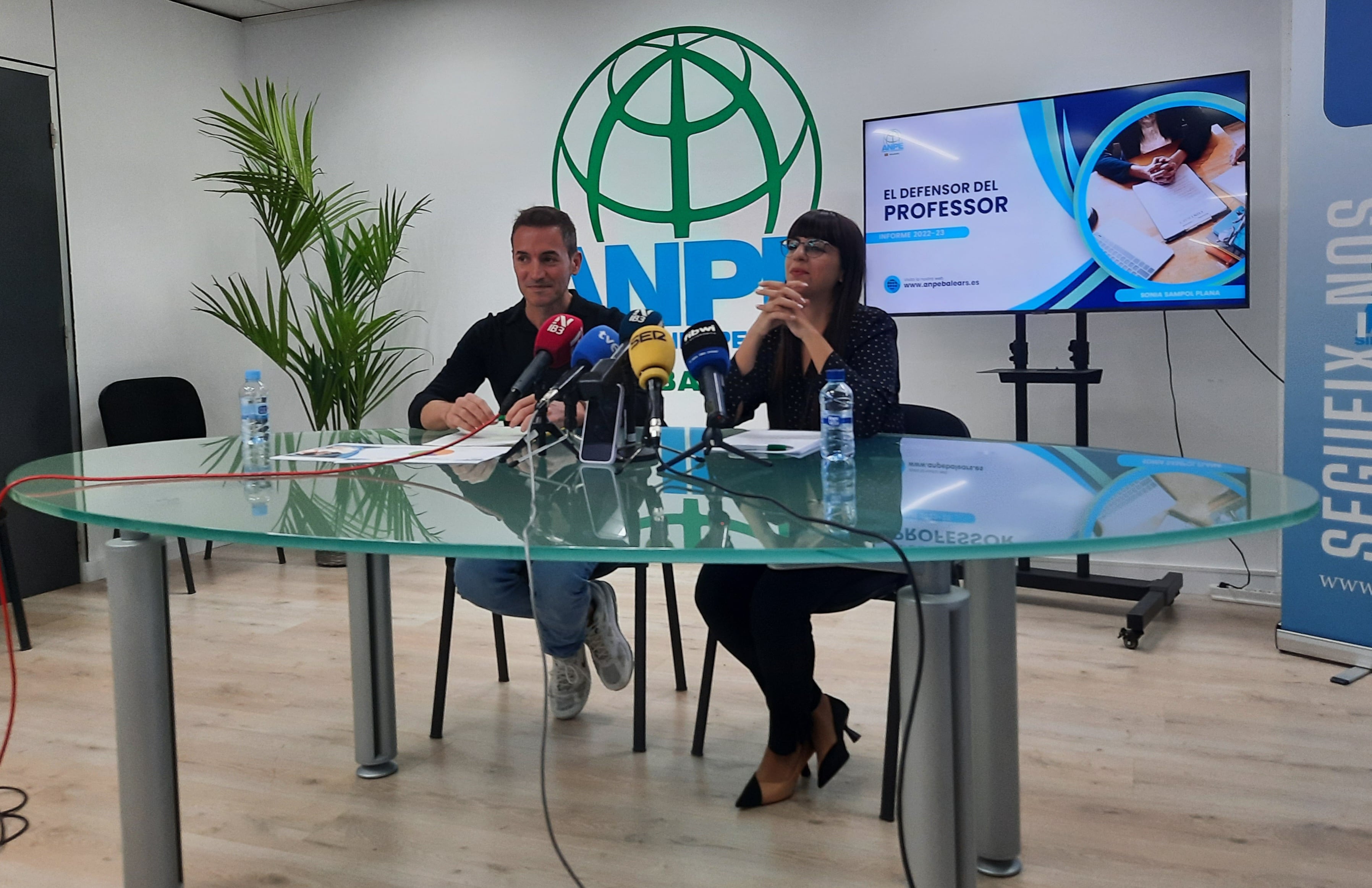 Rueda de prensa informe ANPE 2023. Víctor Villatoro, presidente de ANPE Baleares y Sonia Sampol, Defensora del Profesor