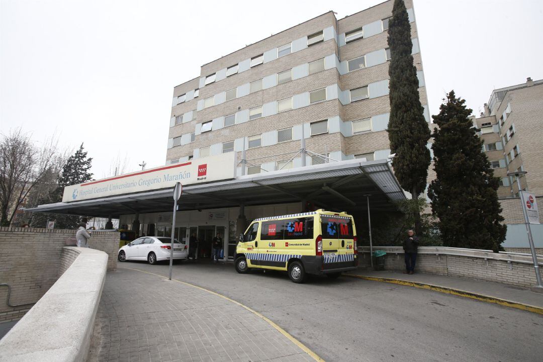 Urgencias del Hospital Gregorio Marañón en Madrid, ambulancia, ambulancias