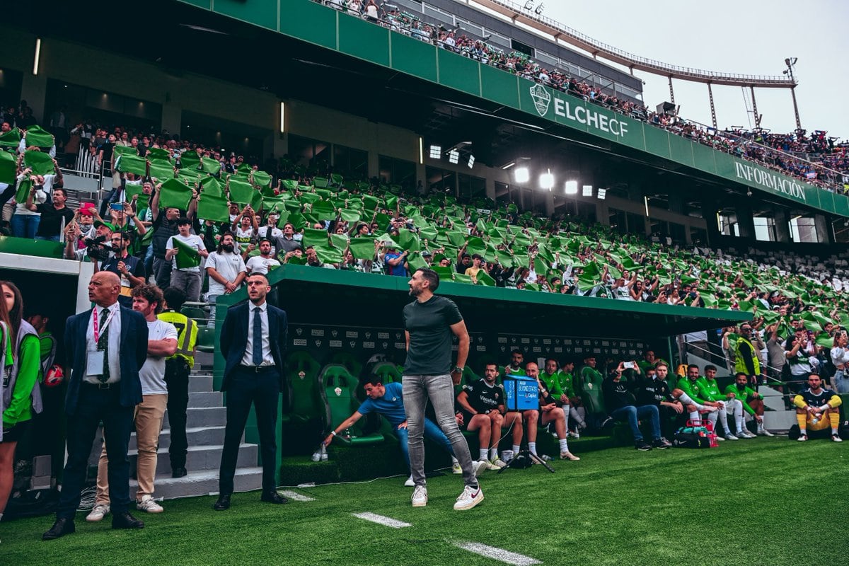 El técnico del Elche CF Eder Sarabia mira a la grada de Tribuna del Martínez Valero la pasada jornada ante el Levante