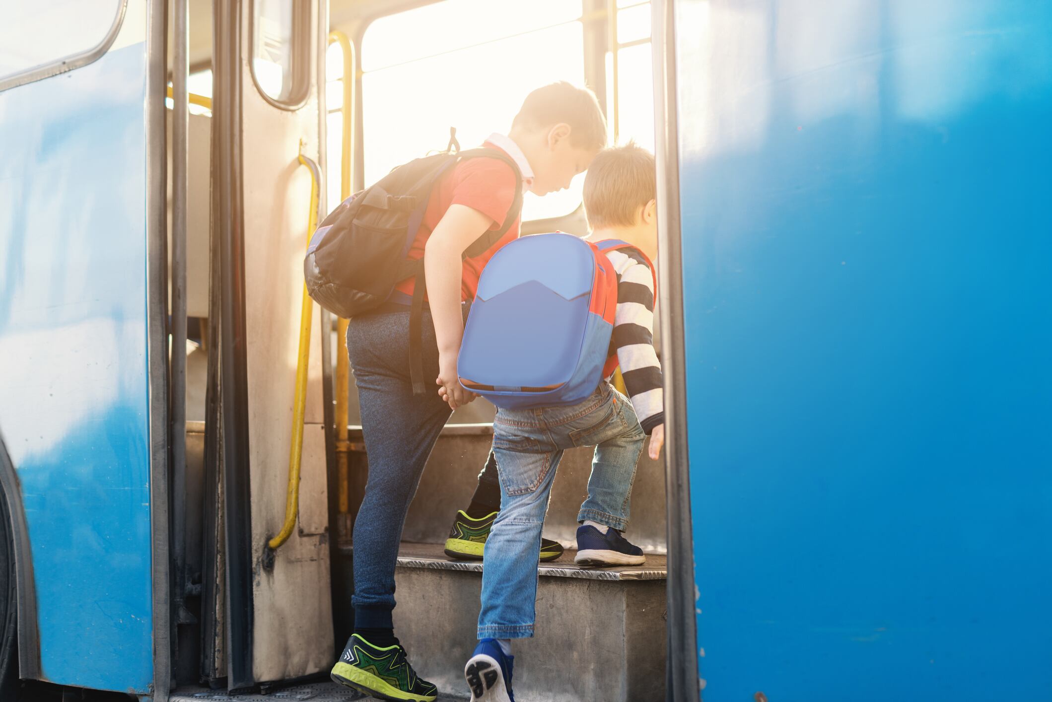 Estudiantes, en un bus escolar