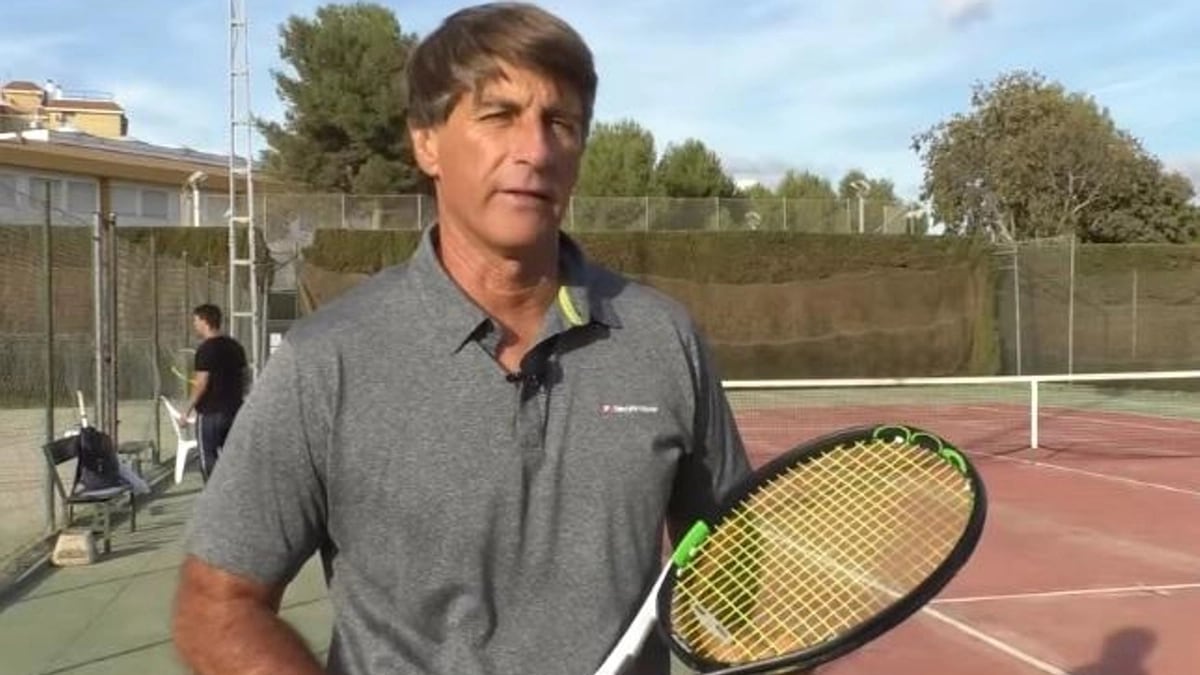 Paco Doña en las instalaciones del Club Nazaret, donde ejercía de profesor de tenis