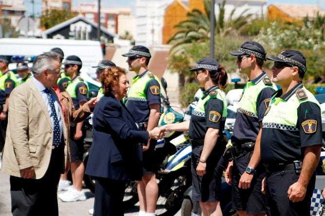 La alcaldesa de Valencia pasa revista a los agentes que vigilarán la playa este verano