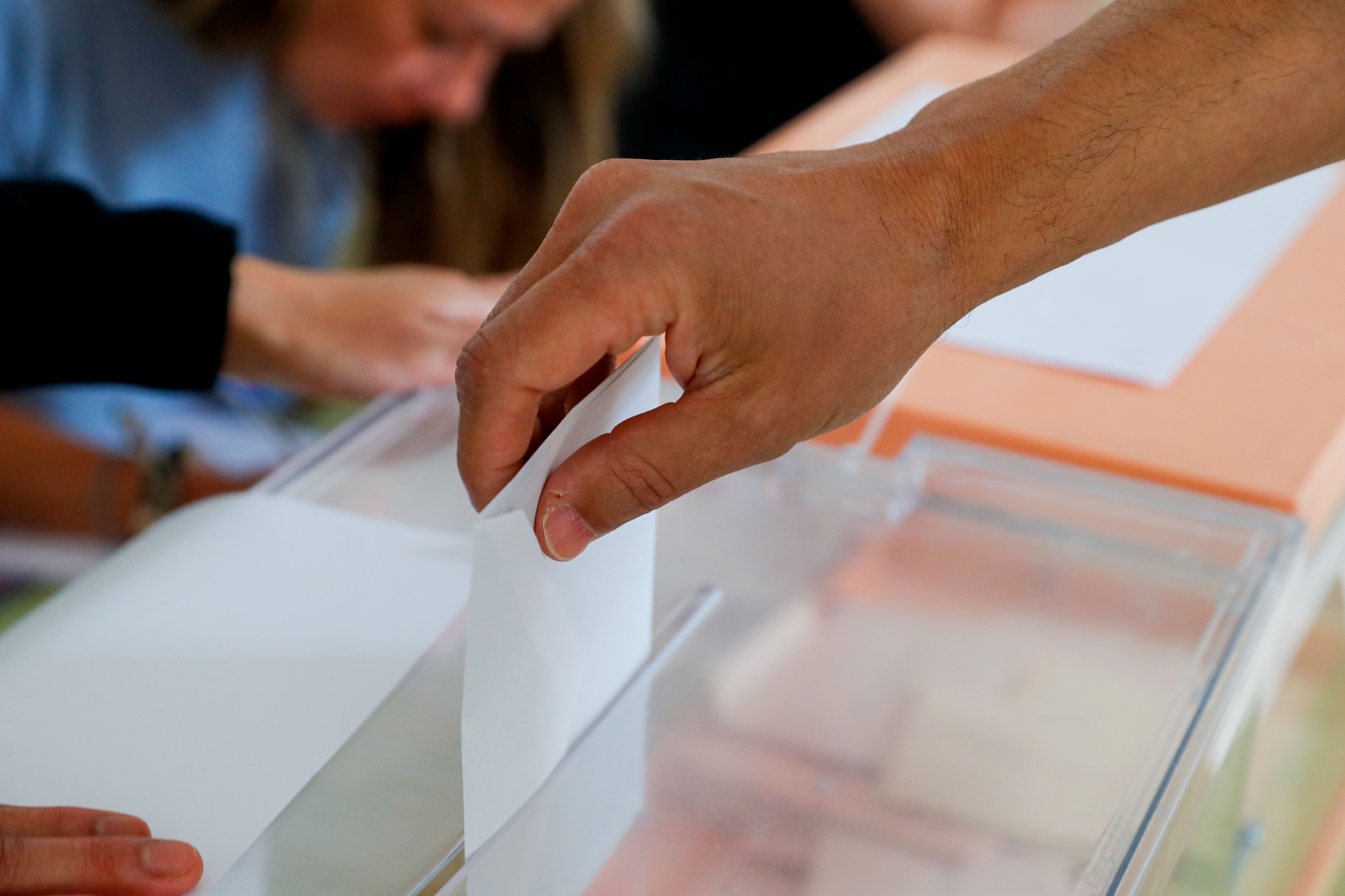 Un votante deposita la papeleta electoral en un colegio electoral de Zaragoza.