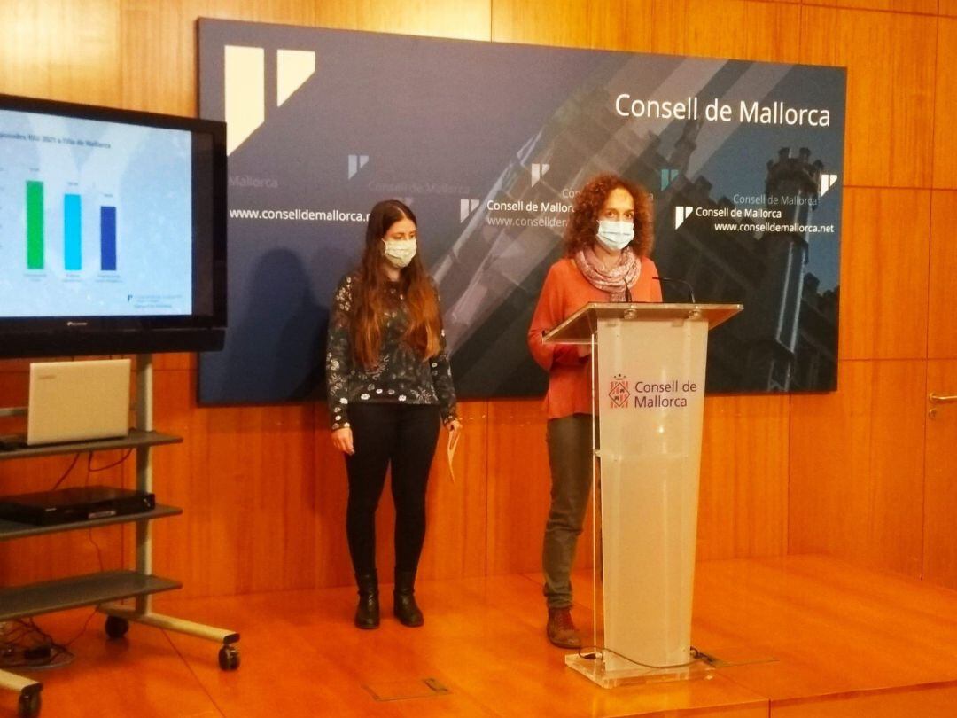 La vicepresidenta segunda del Consell de Mallorca, Aurora Ribot, junto con la directora insular de Residuos, Patrícia Arbona.