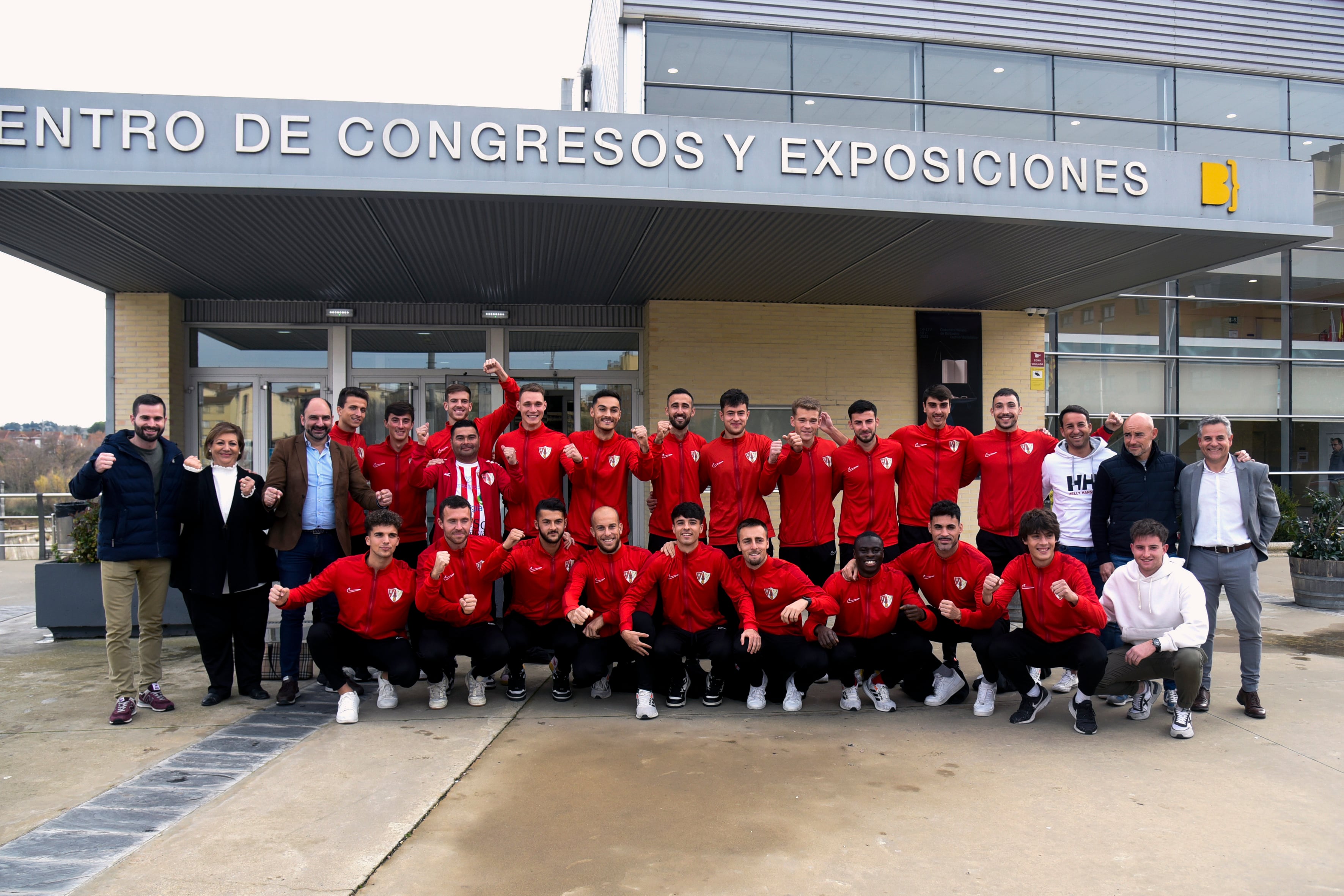 Foto de archivo de la plantilla de la UD Barbastro, directivos y concejales tras el sorteo de la temporada pasada.