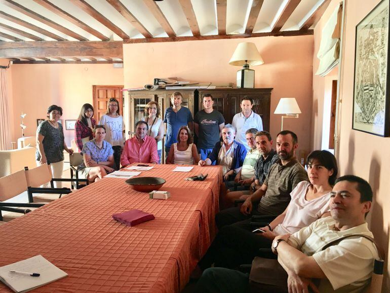 Imagen de una de las reuniones celebradas en Pedraza para preparar los detalles del Fin de Semana Turistico