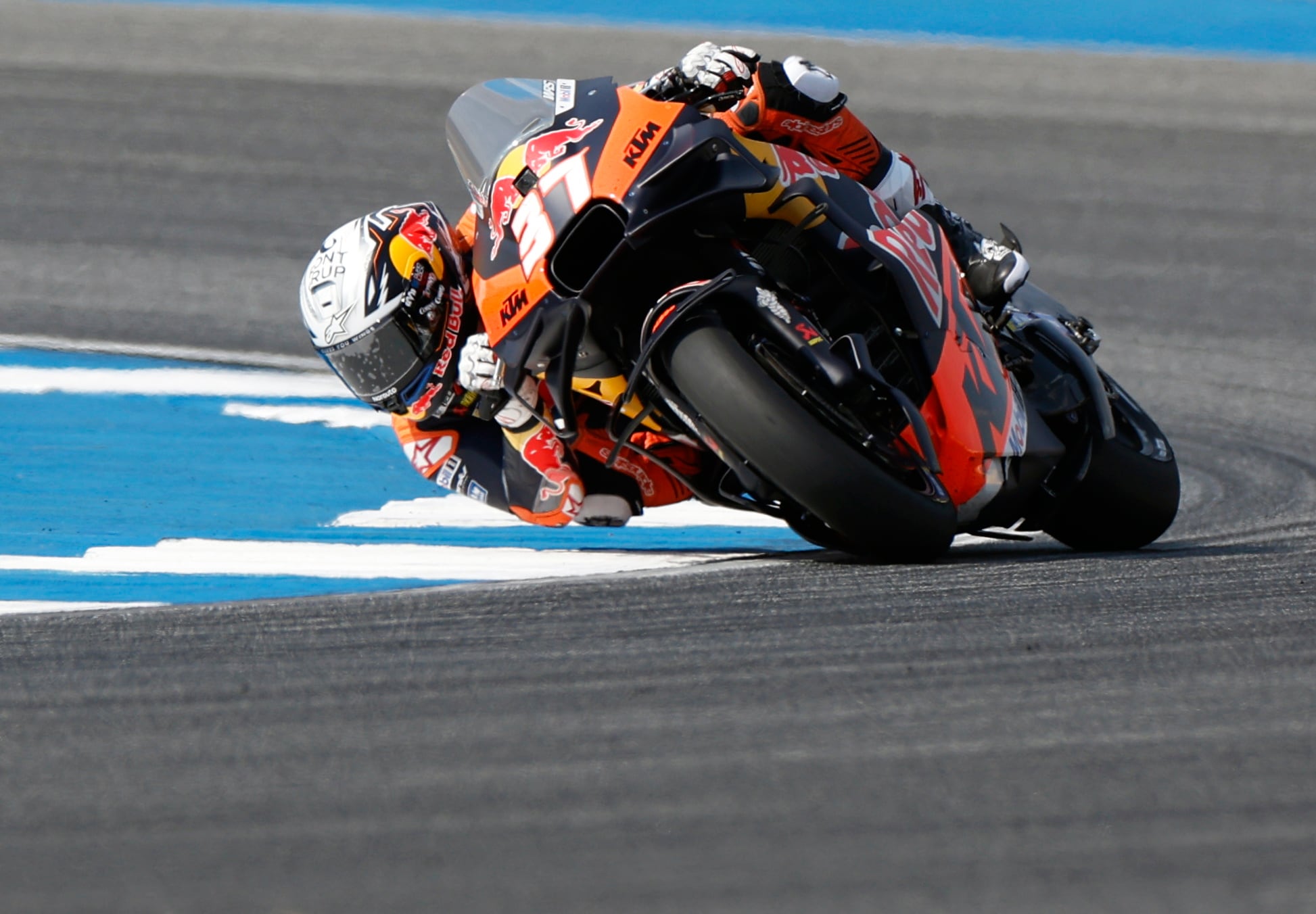 Buriram (Thailand), 01/03/2025.- Spanish MotoGP rider Pedro Acosta of Red Bull KTM Factory Racing in action during the MotoGP Sprint of the Motorcycling Grand Prix of Thailand at Chang International Circuit, Buriram province, Thailand, 01 March 2025. (Motociclismo, Tailandia) EFE/EPA/RUNGROJ YONGRIT
