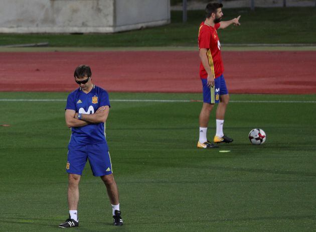 Julen Lopetegui, con Piqué a su espalda, en el entrenamiento de la selección española, el lunes, en Las Rozas