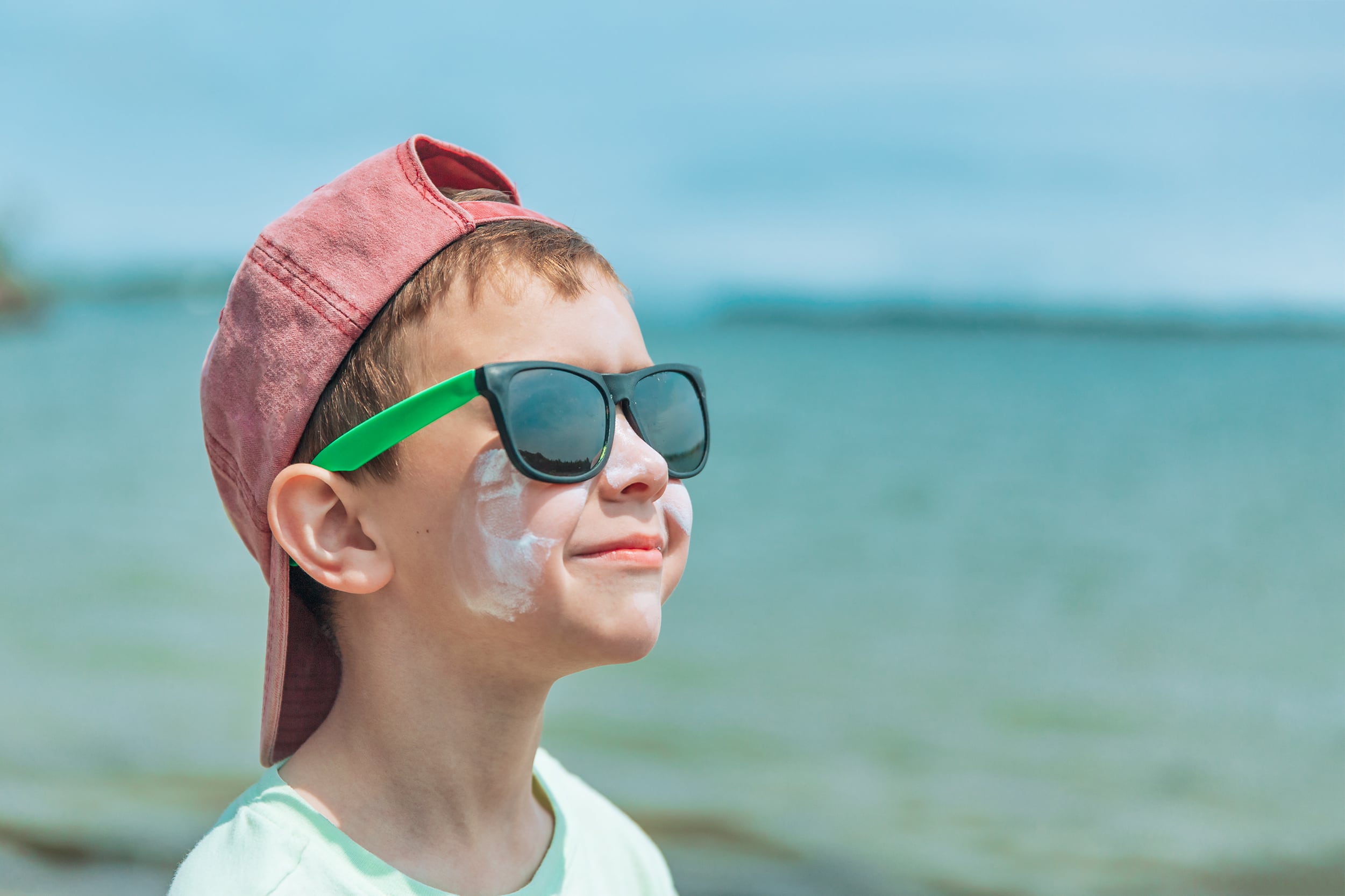 Sanidad avisa de que proteger a los niños del sol solo con crema no es suficiente.