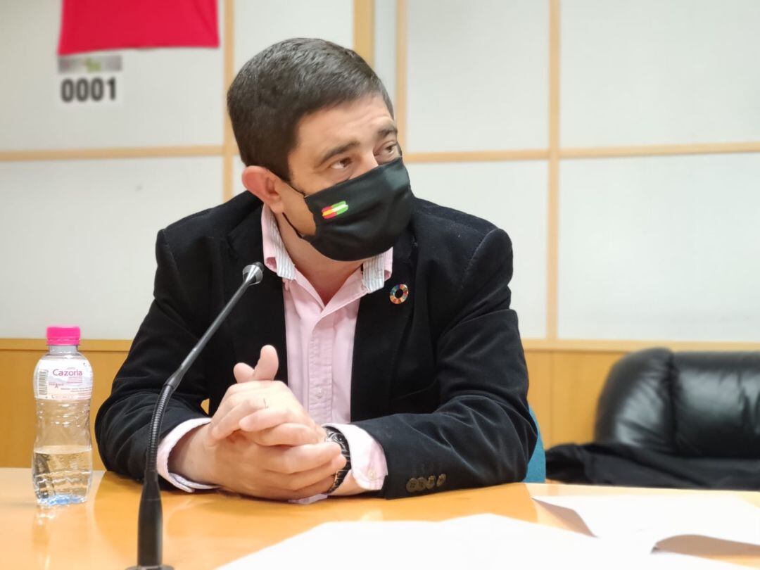 Francisco Reyes, secretario general del PSOE de Jaén y presidente de la Diputación, en los estudios de Radio Jaén Cadena SER