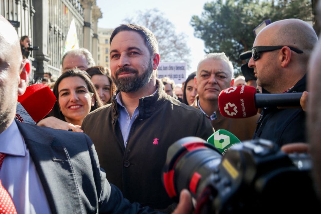 El presidente de VOX, Santiago Abascal (centro) y la portavoz de VOX en la Asamblea de Madrid, Rocío Monasterio (izq), asisten a la manifestación de agricultores y ganaderos convocada por las organizaciones, COAG, Asaja y UPA, frente al Ministerio.