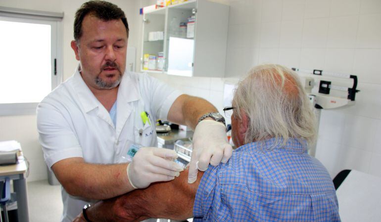 Metge d&#039;atenció primària atenent a un pacient.