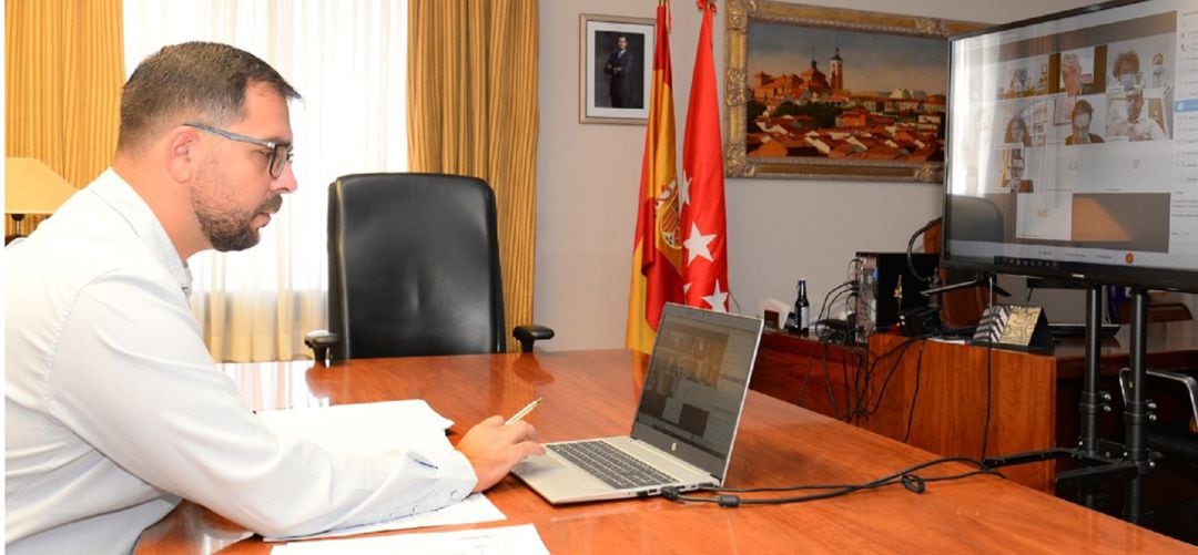 El alcalde, Sergio Parra, ha anunciado las nuevas medidas a los miembros de la mesa de trabajo contra la covid19