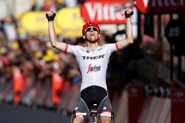 Bauke Mollema al cruzar la línea de meta en la etapa 15 del Tour de Francia