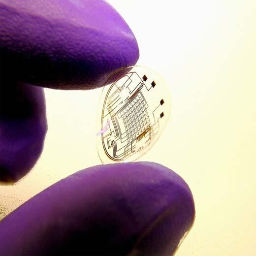 La primera lentilla dotada de circuito electrónico.