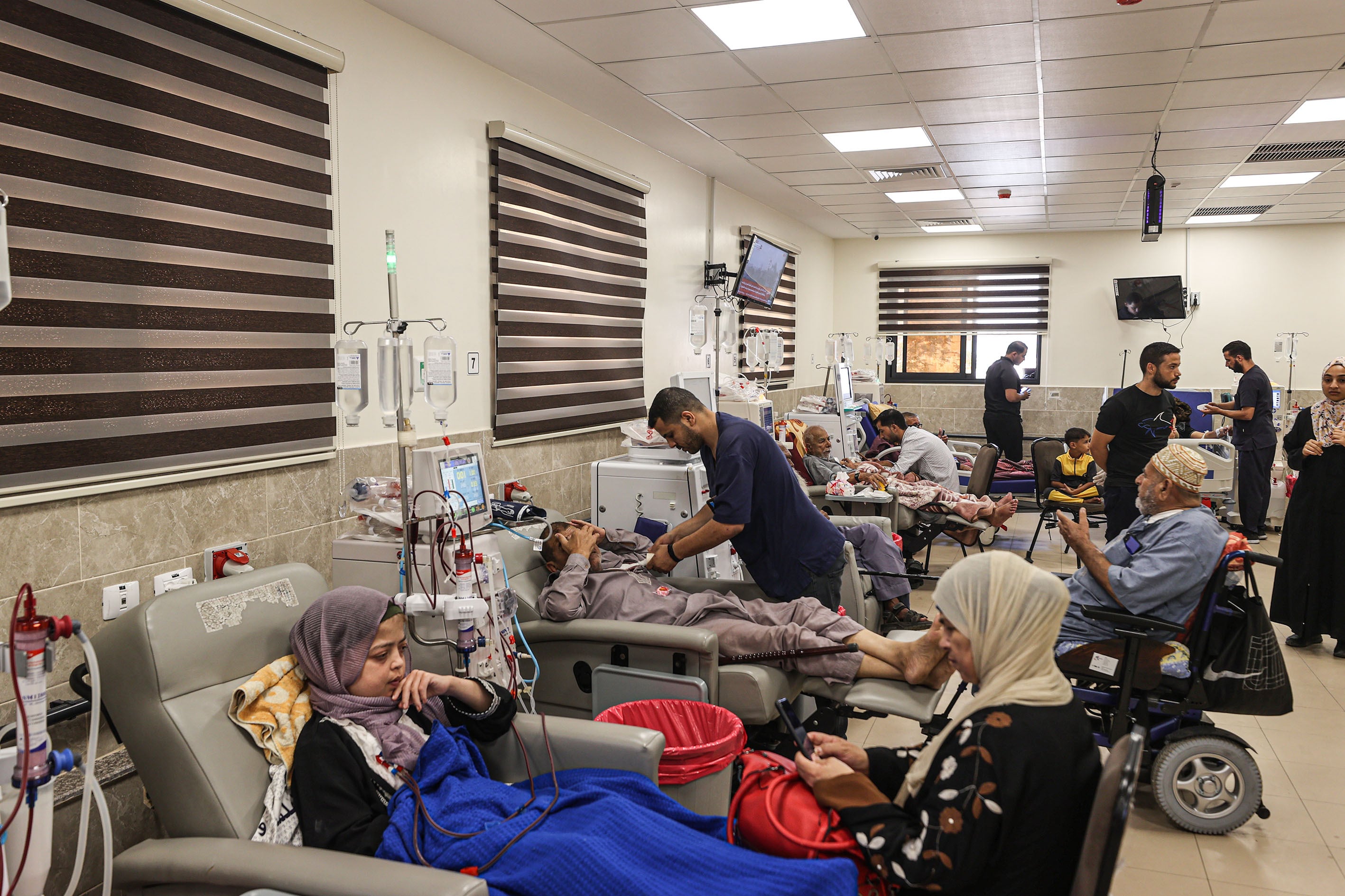 Pacientes reciben tratamiento en un hospital de Gaza.