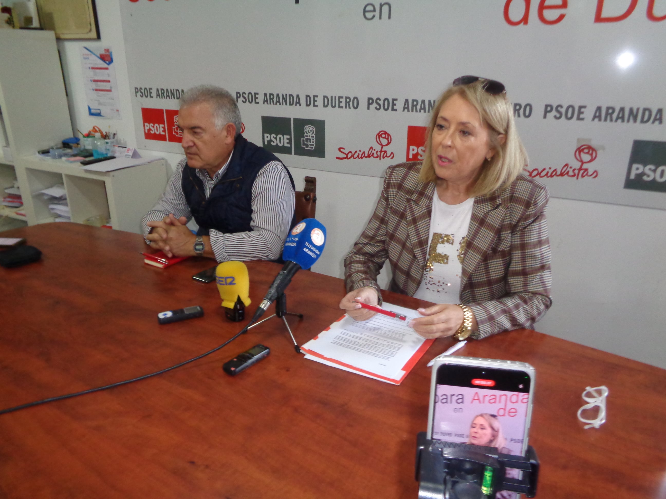 Amparo SImón con el portavoz del grupo, Ildefonso Sanz