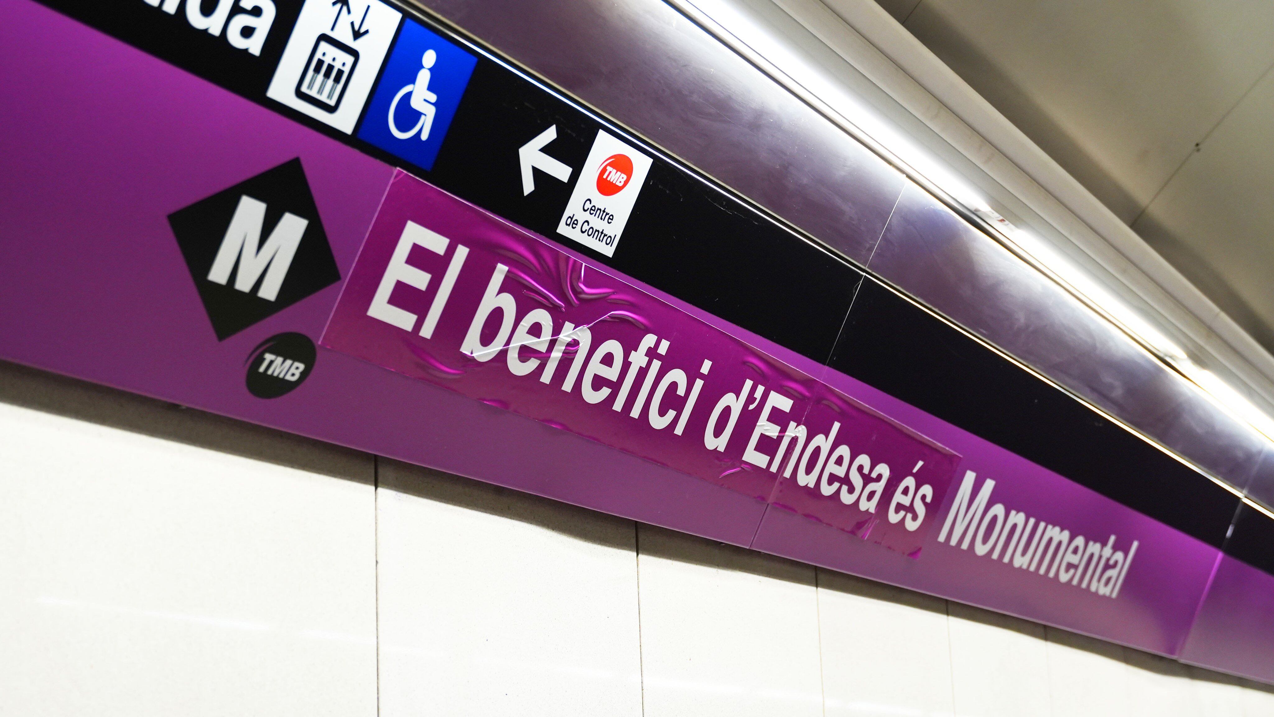 Rètol canviat a l'estació Monumental del metro